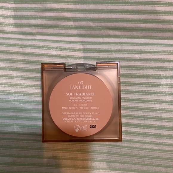 Huda Beauty Mini Glowish Bronzer in Tan Light - Picture 4 of 4